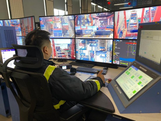 图为宁波舟山港梅山港区远控操作室内,桥吊司机在远程控制桥吊装卸。新华社记者魏一骏 摄